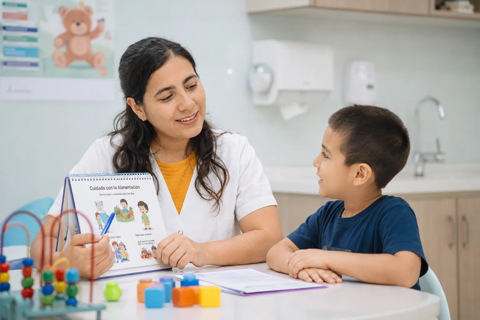 Dra. Erika Ferrufino en consulta pediátrica
